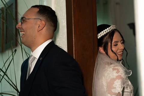 As melhores ideias e inspirações criativas de fotos de casamento registradas por fotógrafos profissionais de eventos da empresa Criativus Foto e Vídeo no Espaço Espaço Sausalito: Fotos dos noivos orando antes da cerimônia'