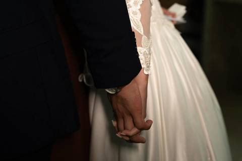 As melhores ideias e inspirações criativas de fotos de casamento registradas por fotógrafos profissionais de eventos da empresa Criativus Foto e Vídeo no Espaço Espaço Sausalito: Fotos dos noivos orando antes da cerimônia'