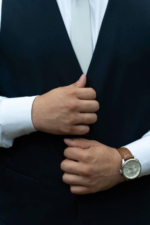 As melhores ideias e inspirações criativas de fotos de casamento registradas por fotógrafos profissionais de eventos da empresa Criativus Foto e Vídeo no Espaço Espaço Sausalito: Fotos do Making of do noivo'