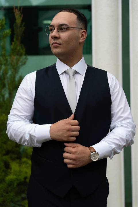 As melhores ideias e inspirações criativas de fotos de casamento registradas por fotógrafos profissionais de eventos da empresa Criativus Foto e Vídeo no Espaço Espaço Sausalito: Fotos do Making of do noivo'