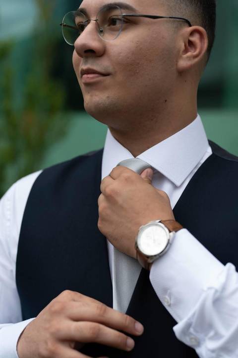 As melhores ideias e inspirações criativas de fotos de casamento registradas por fotógrafos profissionais de eventos da empresa Criativus Foto e Vídeo no Espaço Espaço Sausalito: Fotos do Making of do noivo'