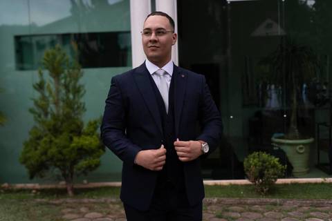 As melhores ideias e inspirações criativas de fotos de casamento registradas por fotógrafos profissionais de eventos da empresa Criativus Foto e Vídeo no Espaço Espaço Sausalito: Fotos do Making of do noivo'