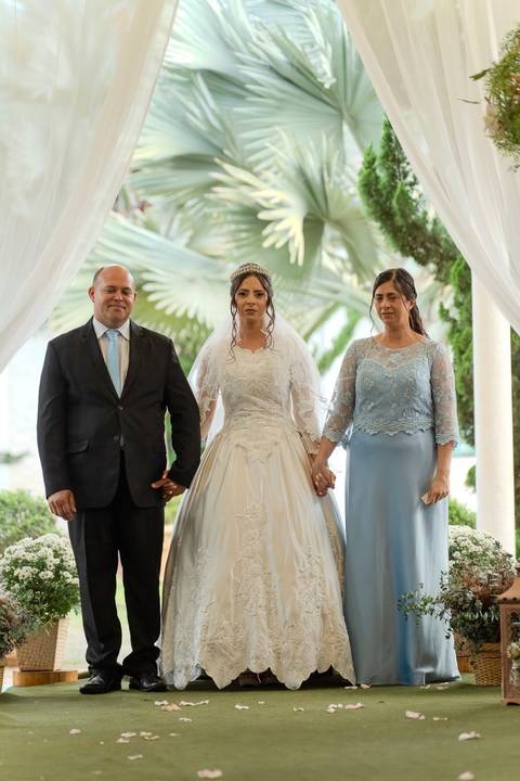 As melhores ideias e inspirações criativas de fotos de casamento registradas por fotógrafos profissionais de eventos da empresa Criativus Foto e Vídeo no Espaço Espaço Sausalito: Fotos da entrada da noiva na cerimônia'