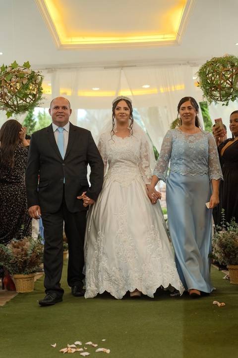 As melhores ideias e inspirações criativas de fotos de casamento registradas por fotógrafos profissionais de eventos da empresa Criativus Foto e Vídeo no Espaço Espaço Sausalito: Fotos da entrada da noiva na cerimônia'