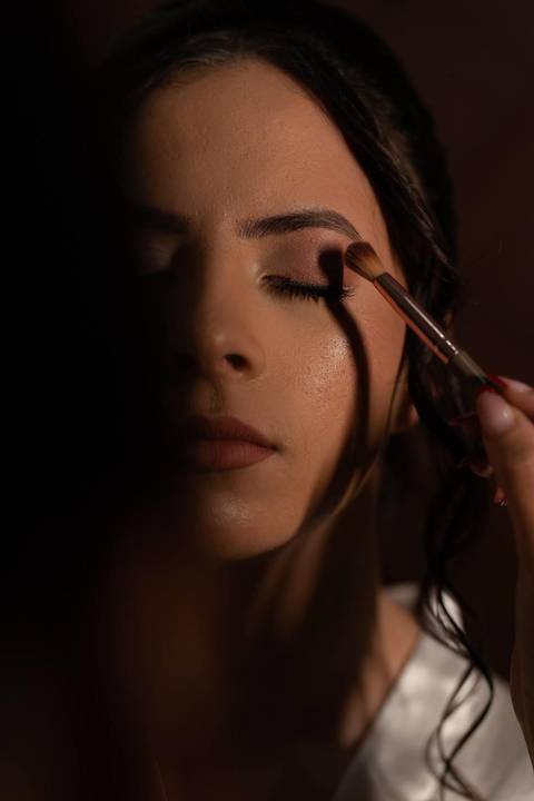 As melhores ideias e inspirações criativas de fotos de casamento registradas por fotógrafos profissionais de eventos da empresa Criativus Foto e Vídeo no Espaço Espaço Sausalito: Fotos do Making of da noiva'