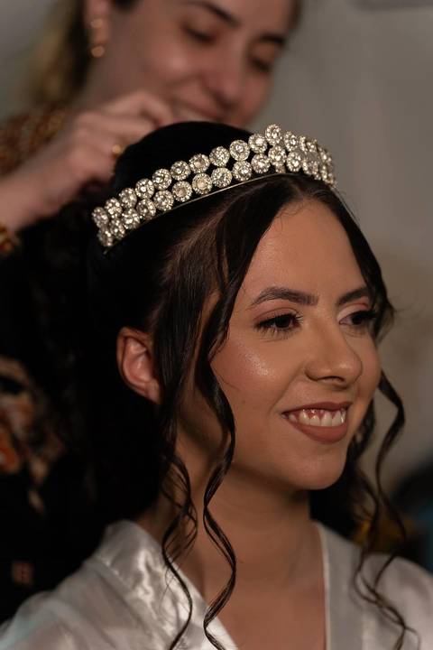 As melhores ideias e inspirações criativas de fotos de casamento registradas por fotógrafos profissionais de eventos da empresa Criativus Foto e Vídeo no Espaço Espaço Sausalito: Fotos do Making of da noiva'