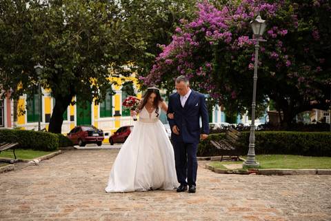 As melhores ideias e inspirações criativas de fotos de casamento registradas por fotógrafos profissionais de eventos da empresa Criativus Foto e Vídeo na Igreja Matriz Santa Ana: Foto da entrada da noiva na cerimônia'