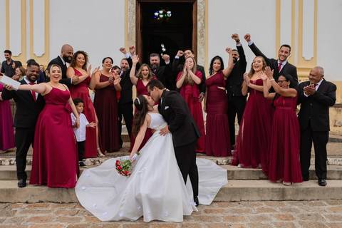 As melhores ideias e inspirações criativas de fotos de casamento registradas por fotógrafos profissionais de eventos da empresa Criativus Foto e Vídeo na Igreja Matriz Santa Ana: Fotos dos noivos com seus padrinhos em frente da igreja'