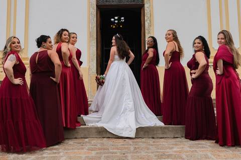 As melhores ideias e inspirações criativas de fotos de casamento registradas por fotógrafos profissionais de eventos da empresa Criativus Foto e Vídeo na Igreja Matriz Santa Ana: Fotos da noiva com sua madrinhas'