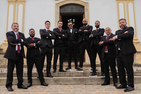 As melhores ideias e inspirações criativas de fotos de casamento registradas por fotógrafos profissionais de eventos da empresa Criativus Foto e Vídeo na Igreja Matriz Santa Ana: Fotos do noivo com seus padrinhos'