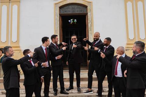 As melhores ideias e inspirações criativas de fotos de casamento registradas por fotógrafos profissionais de eventos da empresa Criativus Foto e Vídeo na Igreja Matriz Santa Ana: Fotos do noivo com seus padrinhos'