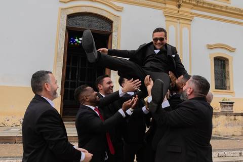As melhores ideias e inspirações criativas de fotos de casamento registradas por fotógrafos profissionais de eventos da empresa Criativus Foto e Vídeo na Igreja Matriz Santa Ana: Fotos do noivo com seus padrinhos'