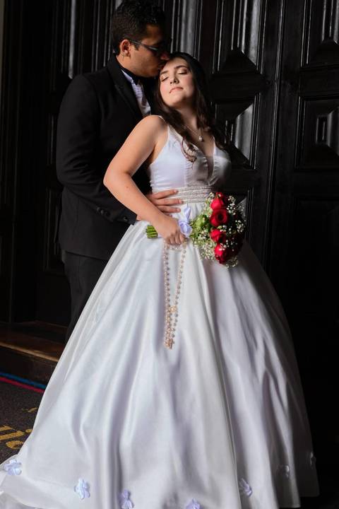 As melhores ideias e inspirações criativas de fotos de casamento registradas por fotógrafos profissionais de eventos da empresa Criativus Foto e Vídeo na Igreja Matriz Santa Ana: Fotos apenas dos noivos na cerimônia da igreja '