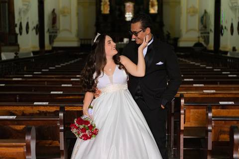 As melhores ideias e inspirações criativas de fotos de casamento registradas por fotógrafos profissionais de eventos da empresa Criativus Foto e Vídeo na Igreja Matriz Santa Ana: Fotos apenas dos noivos na cerimônia da igreja '