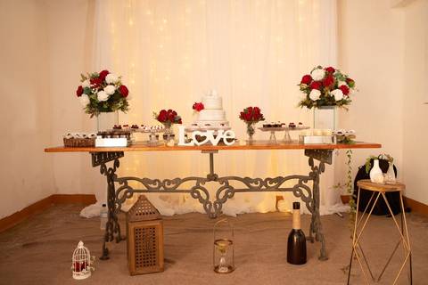 As melhores ideias e inspirações criativas de fotos de casamento registradas por fotógrafos profissionais de eventos da empresa Criativus Foto e Vídeo: Fotos da decoração na mesa do bolo'