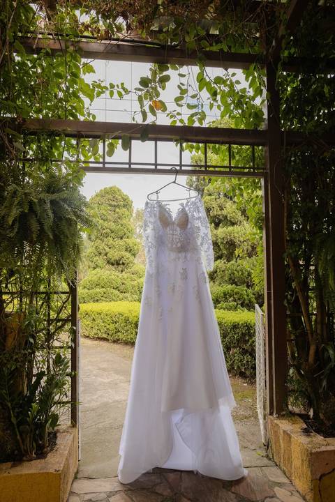 As melhores ideias e inspirações criativas de fotos de casamento registradas por fotógrafos profissionais de eventos da empresa Criativus Foto e Vídeo na Chácara na Granja Viana: fotos do making of da noiva'