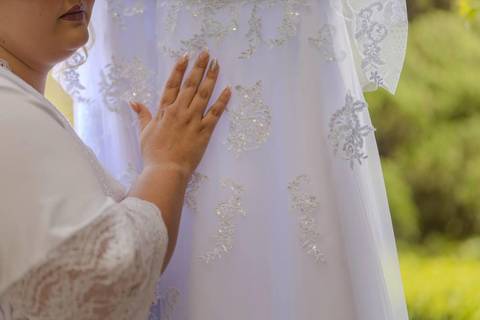 As melhores ideias e inspirações criativas de fotos de casamento registradas por fotógrafos profissionais de eventos da empresa Criativus Foto e Vídeo na Chácara na Granja Viana: fotos do making of da noiva'