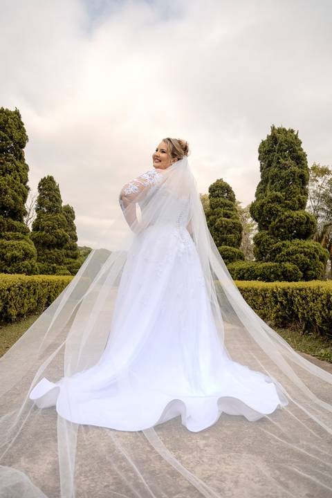 As melhores ideias e inspirações criativas de fotos de casamento registradas por fotógrafos profissionais de eventos da empresa Criativus Foto e Vídeo na Chácara na Granja Viana: fotos do making of da noiva'