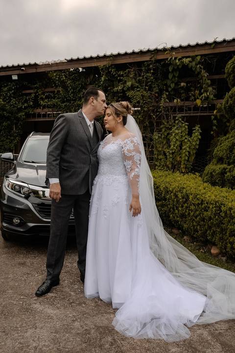 As melhores ideias e inspirações criativas de fotos de casamento registradas por fotógrafos profissionais de eventos da empresa Criativus Foto e Vídeo na Chácara na Granja Viana: fotos da noiva com o seu pai'