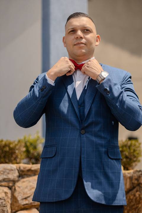 As melhores ideias e inspirações criativas de fotos de casamento registradas por fotógrafos profissionais de eventos da empresa Criativus Foto e Vídeo na Chácara na Granja Viana: fotos do making of do noivo'