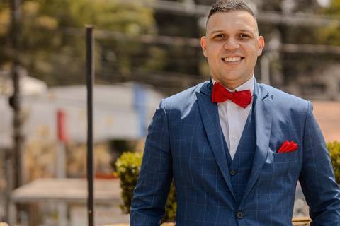 As melhores ideias e inspirações criativas de fotos de casamento registradas por fotógrafos profissionais de eventos da empresa Criativus Foto e Vídeo na Chácara na Granja Viana: fotos do making of do noivo'