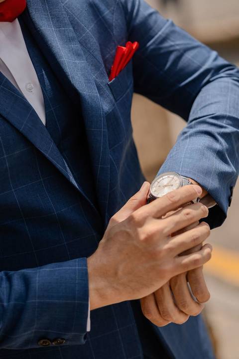 As melhores ideias e inspirações criativas de fotos de casamento registradas por fotógrafos profissionais de eventos da empresa Criativus Foto e Vídeo na Chácara na Granja Viana: fotos do making of do noivo'