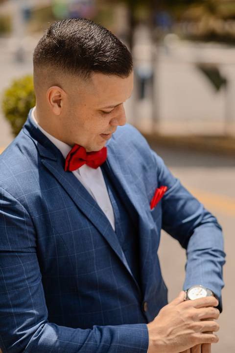 As melhores ideias e inspirações criativas de fotos de casamento registradas por fotógrafos profissionais de eventos da empresa Criativus Foto e Vídeo na Chácara na Granja Viana: fotos do making of do noivo'