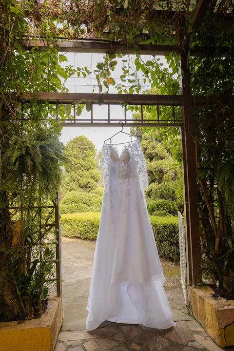 As melhores ideias e inspirações criativas de fotos de casamento registradas por fotógrafos profissionais de eventos da empresa Criativus Foto e Vídeo na Chácara na Granja Viana: fotos do making of da noiva'