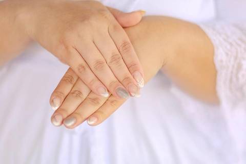 As melhores ideias e inspirações criativas de fotos de casamento registradas por fotógrafos profissionais de eventos da empresa Criativus Foto e Vídeo na Chácara na Granja Viana: fotos do making of da noiva'