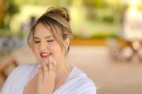 As melhores ideias e inspirações criativas de fotos de casamento registradas por fotógrafos profissionais de eventos da empresa Criativus Foto e Vídeo na Chácara na Granja Viana: fotos do making of da noiva'