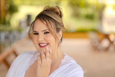 As melhores ideias e inspirações criativas de fotos de casamento registradas por fotógrafos profissionais de eventos da empresa Criativus Foto e Vídeo na Chácara na Granja Viana: fotos do making of da noiva'