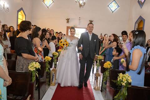 As melhores ideias e inspirações criativas de fotos de casamento registradas por fotógrafos profissionais de eventos da empresa Criativus Foto e Vídeo na Paróquia Santo Antônio da Granja Viana: Fotos do momento da cerimônia'