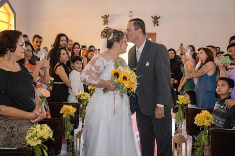 As melhores ideias e inspirações criativas de fotos de casamento registradas por fotógrafos profissionais de eventos da empresa Criativus Foto e Vídeo na Paróquia Santo Antônio da Granja Viana: Fotos do momento da cerimônia'