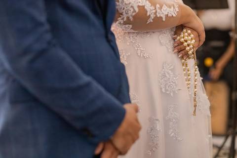 As melhores ideias e inspirações criativas de fotos de casamento registradas por fotógrafos profissionais de eventos da empresa Criativus Foto e Vídeo na Paróquia Santo Antônio da Granja Viana: Fotos do momento da cerimônia'