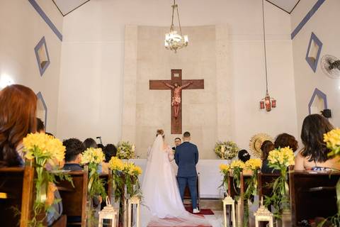 As melhores ideias e inspirações criativas de fotos de casamento registradas por fotógrafos profissionais de eventos da empresa Criativus Foto e Vídeo na Paróquia Santo Antônio da Granja Viana: Fotos do momento da cerimônia'