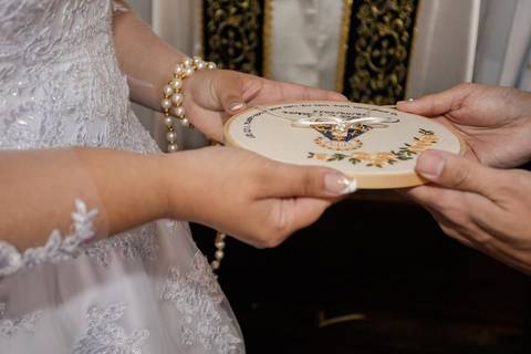 As melhores ideias e inspirações criativas de fotos de casamento registradas por fotógrafos profissionais de eventos da empresa Criativus Foto e Vídeo na Paróquia Santo Antônio da Granja Viana: Fotos do momento da cerimônia'