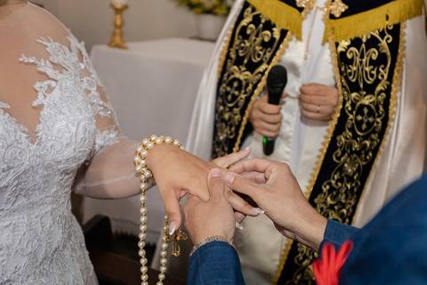 As melhores ideias e inspirações criativas de fotos de casamento registradas por fotógrafos profissionais de eventos da empresa Criativus Foto e Vídeo na Paróquia Santo Antônio da Granja Viana: Fotos do momento da cerimônia'