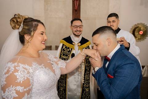 As melhores ideias e inspirações criativas de fotos de casamento registradas por fotógrafos profissionais de eventos da empresa Criativus Foto e Vídeo na Paróquia Santo Antônio da Granja Viana: Fotos do momento da cerimônia'