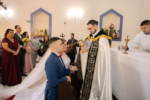 As melhores ideias e inspirações criativas de fotos de casamento registradas por fotógrafos profissionais de eventos da empresa Criativus Foto e Vídeo na Paróquia Santo Antônio da Granja Viana: Fotos do momento da cerimônia'