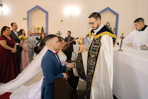 As melhores ideias e inspirações criativas de fotos de casamento registradas por fotógrafos profissionais de eventos da empresa Criativus Foto e Vídeo na Paróquia Santo Antônio da Granja Viana: Fotos do momento da cerimônia'