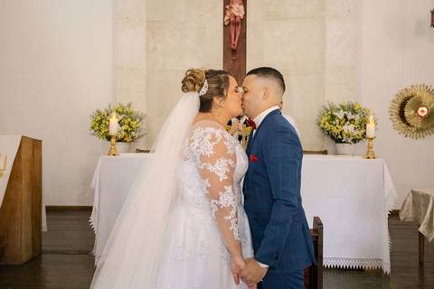 As melhores ideias e inspirações criativas de fotos de casamento registradas por fotógrafos profissionais de eventos da empresa Criativus Foto e Vídeo na Paróquia Santo Antônio da Granja Viana: Fotos do momento da cerimônia'