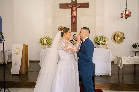 As melhores ideias e inspirações criativas de fotos de casamento registradas por fotógrafos profissionais de eventos da empresa Criativus Foto e Vídeo na Paróquia Santo Antônio da Granja Viana: Fotos do momento da cerimônia'