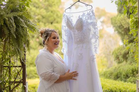 As melhores ideias e inspirações criativas de fotos de casamento registradas por fotógrafos profissionais de eventos da empresa Criativus Foto e Vídeo na Chácara na Granja Viana: fotos do making of da noiva'