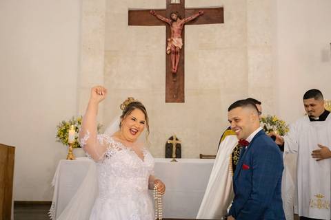 As melhores ideias e inspirações criativas de fotos de casamento registradas por fotógrafos profissionais de eventos da empresa Criativus Foto e Vídeo na Paróquia Santo Antônio da Granja Viana: Fotos dos noivos'