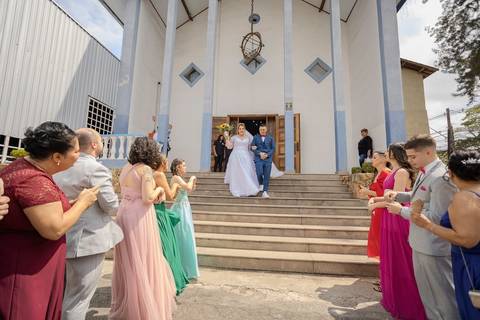 As melhores ideias e inspirações criativas de fotos de casamento registradas por fotógrafos profissionais de eventos da empresa Criativus Foto e Vídeo na Paróquia Santo Antônio da Granja Viana: Fotos dos noivos saindo da igreja'