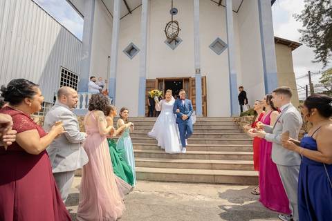 As melhores ideias e inspirações criativas de fotos de casamento registradas por fotógrafos profissionais de eventos da empresa Criativus Foto e Vídeo na Paróquia Santo Antônio da Granja Viana: Fotos dos noivos saindo da igreja'