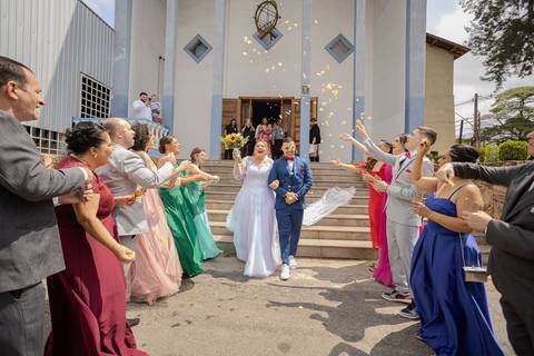 As melhores ideias e inspirações criativas de fotos de casamento registradas por fotógrafos profissionais de eventos da empresa Criativus Foto e Vídeo na Paróquia Santo Antônio da Granja Viana: Fotos dos noivos saindo da igreja'