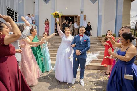 As melhores ideias e inspirações criativas de fotos de casamento registradas por fotógrafos profissionais de eventos da empresa Criativus Foto e Vídeo na Paróquia Santo Antônio da Granja Viana: Fotos dos noivos saindo da igreja'
