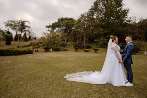 As melhores ideias e inspirações criativas de fotos de casamento registradas por fotógrafos profissionais de eventos da empresa Criativus Foto e Vídeo na Chácara na Granja Viana: Fotos protocolares dos noivos'