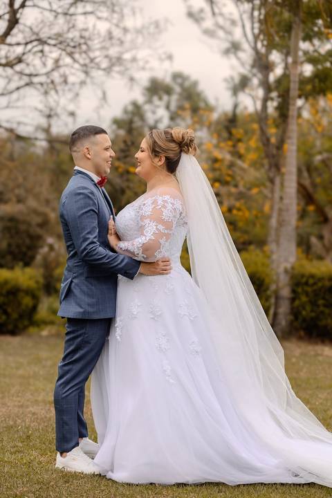 As melhores ideias e inspirações criativas de fotos de casamento registradas por fotógrafos profissionais de eventos da empresa Criativus Foto e Vídeo na Chácara na Granja Viana: Fotos protocolares dos noivos'
